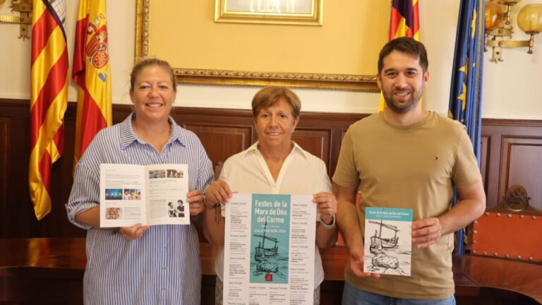Tres personas sosteniendo carteles de las fiestas de la Mare de D&eacute;u del Carme