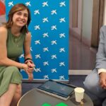 Representantes de la Fundación la Caixa y Asociación Contra el Cáncer firmando convenio
