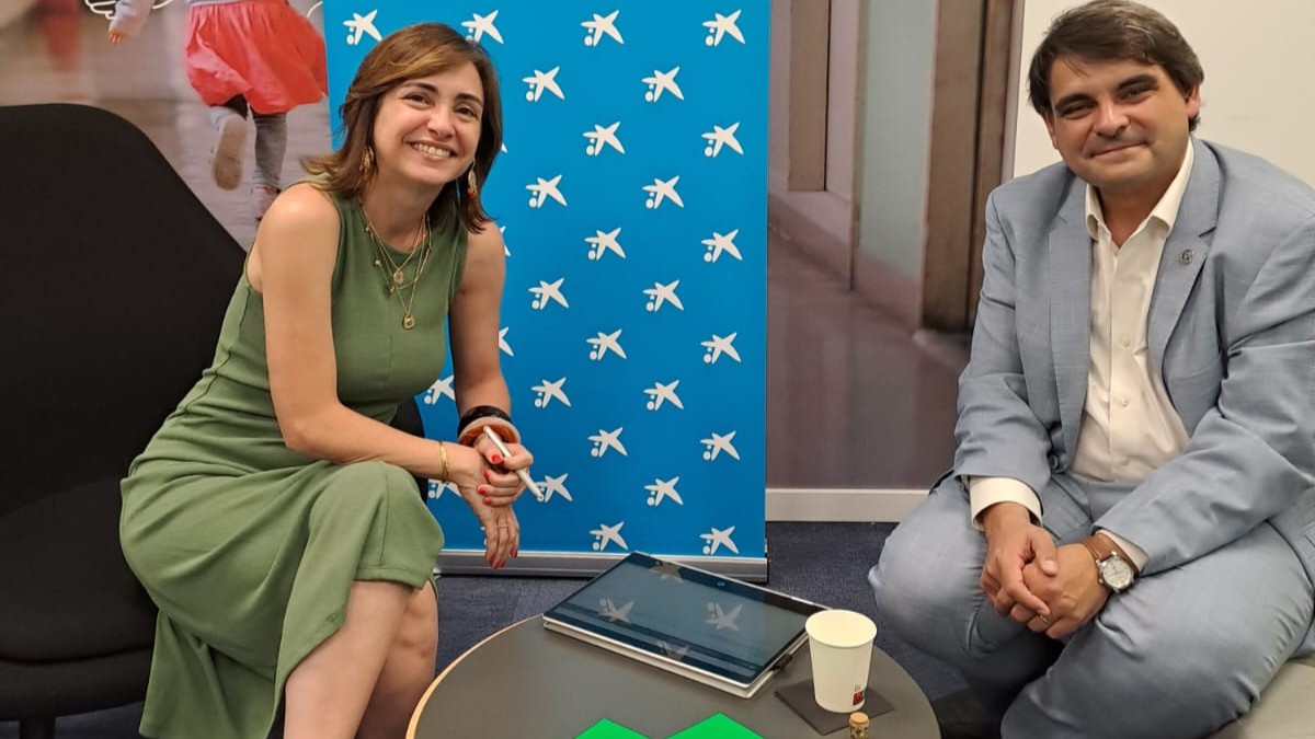 Representantes de la Fundaci&oacute;n la Caixa y Asociaci&oacute;n Contra el C&aacute;ncer firmando convenio
