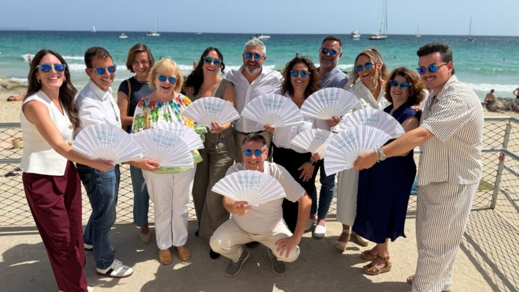 Grupo de personas en un almuerzo frente al mar en el Nixe Palace
