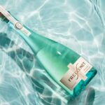 Botella de espumoso Freixenet Mallorca en agua cristalina