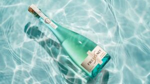 Botella de espumoso Freixenet Mallorca en agua cristalina