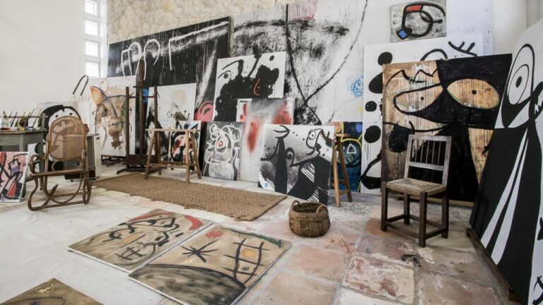 Estudio de Joan Mir&oacute; con pinturas y sillas en Palma