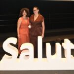 Dos mujeres posando en la Gala de la Salut 2026 con un trofeo