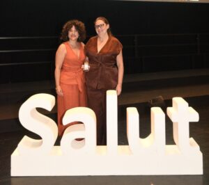 Dos mujeres posando en la Gala de la Salut 2026 con un trofeo