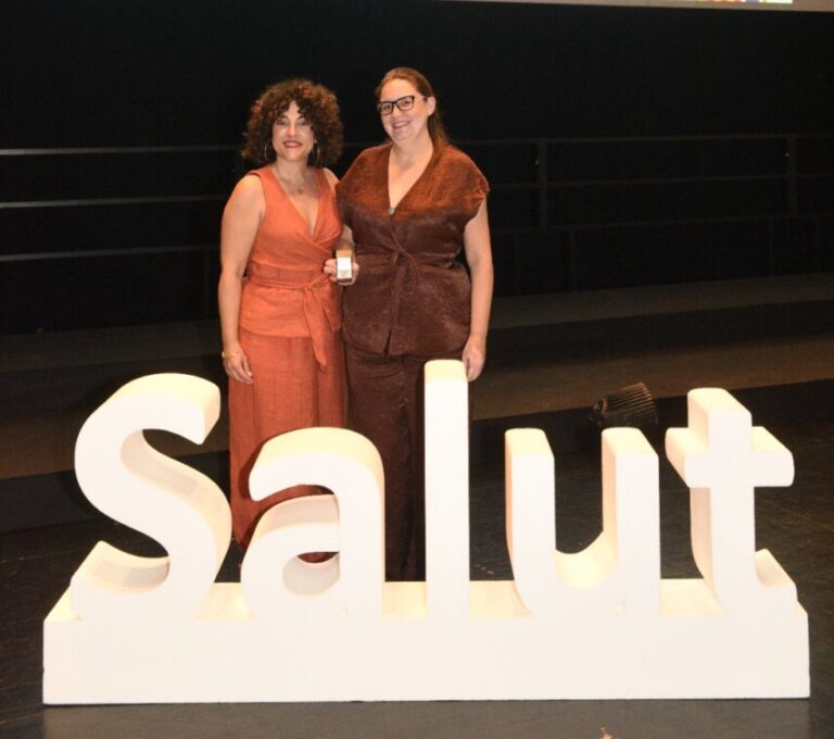 Dos mujeres posando en la Gala de la Salut 2026 con un trofeo