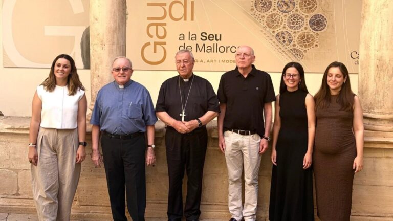 Inauguración de la exposición sobre Gaudí en la Catedral de Mallorca.