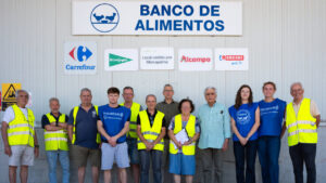 Grupo de voluntarios frente al Banco de Alimentos de Mallorca