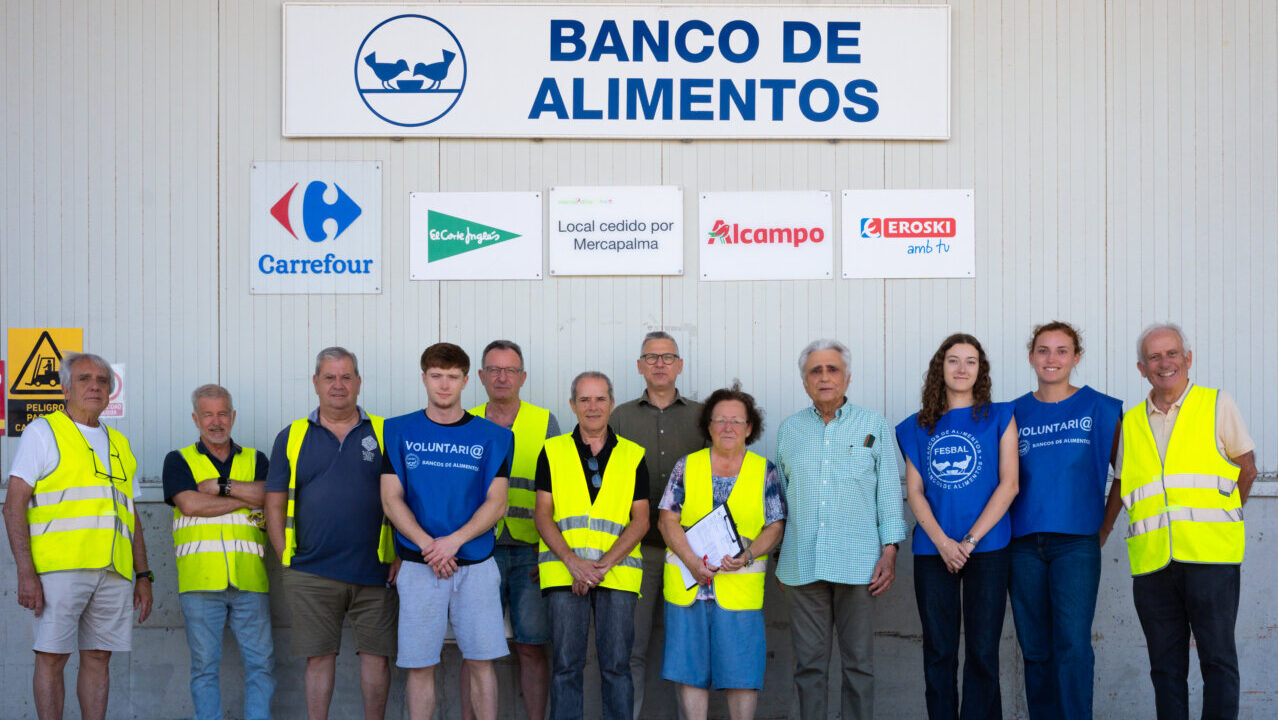 Grupo de voluntarios frente al Banco de Alimentos de Mallorca