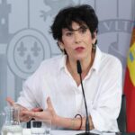 La portavoz del Gobierno, Elma Saiz, durante una rueda de prensa.