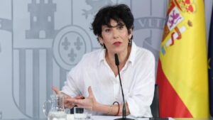 La portavoz del Gobierno, Elma Saiz, durante una rueda de prensa.