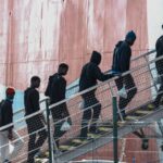 Grupo de menores migrantes subiendo a un barco en Baleares