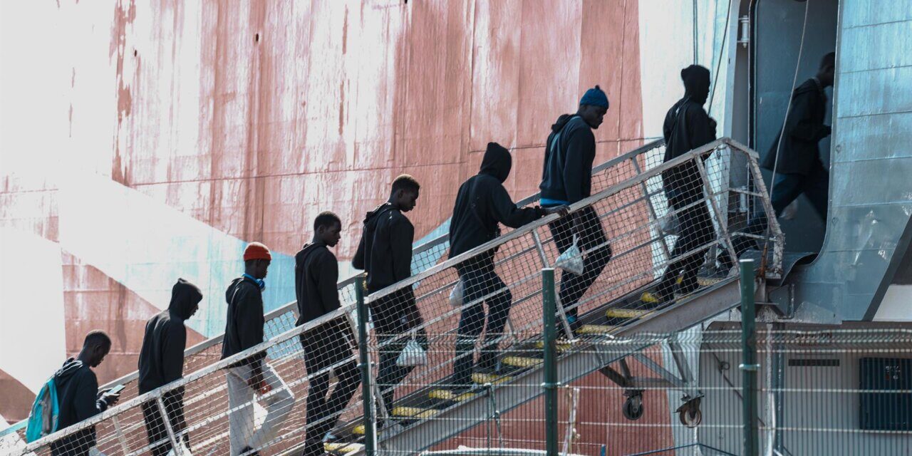 Grupo de menores migrantes subiendo a un barco en Baleares