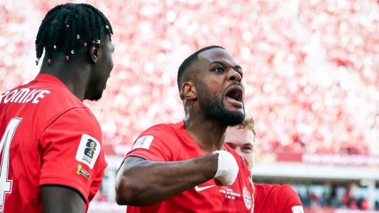 Cyle Larin celebra el gol del empate de Canad&aacute; en el Mundial 2026