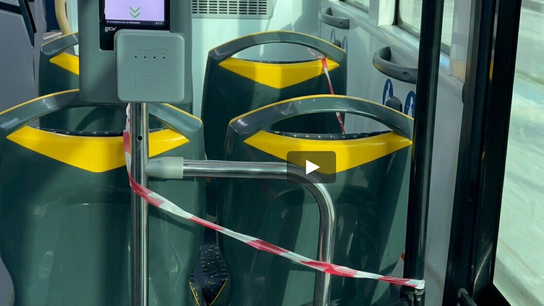 Indignaci&oacute;n por goteras en los buses del TIB: asientos inutilizados y pasajeros de pie