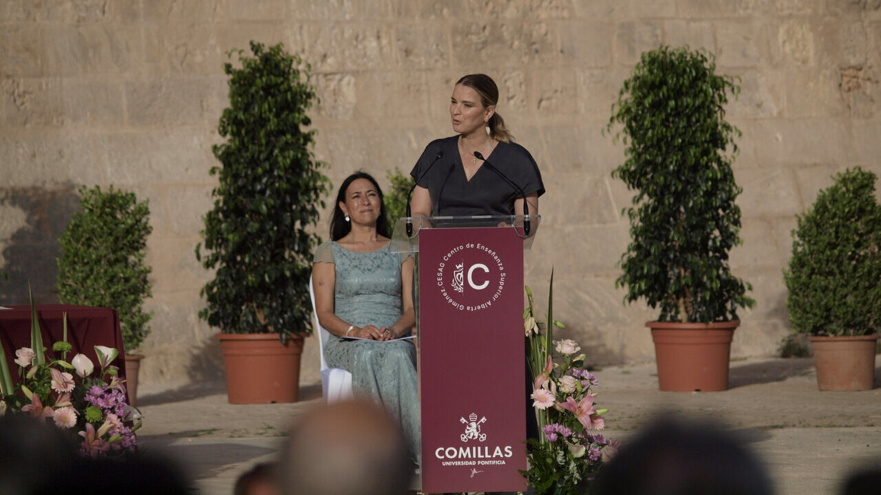 Ceremonia de graduación en CESAG con oradora y asistentes