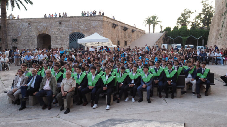 Ceremonia de graduación del CESAG con estudiantes y familiares presentes
