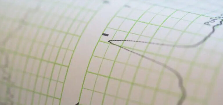 Gr&aacute;fico de medici&oacute;n de un terremoto en un sism&oacute;grafo