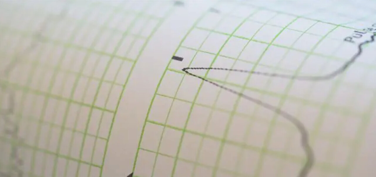 Gr&aacute;fico de medici&oacute;n de un terremoto en un sism&oacute;grafo