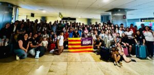 Grupo de personas del Camino Neocatecumenal en el aeropuerto de Madrid