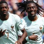 Dembel&eacute; celebra su hat trick en el partido contra Noruega