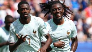 Dembel&eacute; celebra su hat trick en el partido contra Noruega