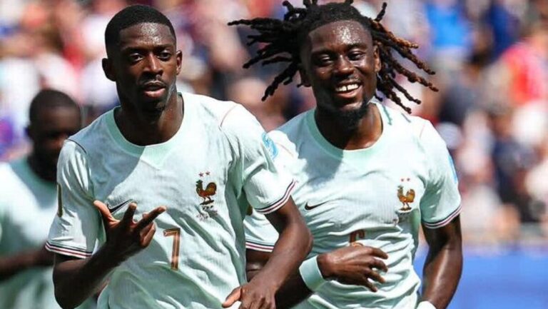 Dembel&eacute; celebra su hat trick en el partido contra Noruega