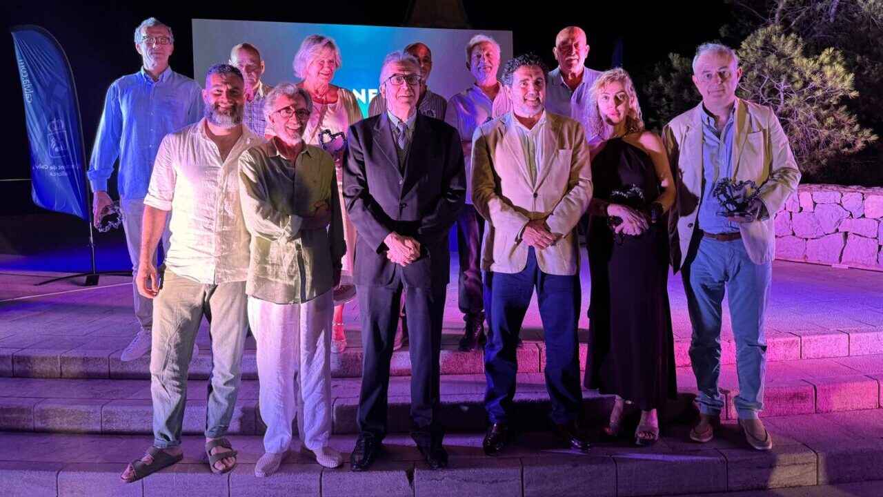 Grupo de personas en la gala de homenaje a Calvianers en Santa Pon&ccedil;a