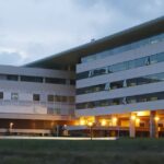 Edificio del hospital Son Espases en Baleares al atardecer