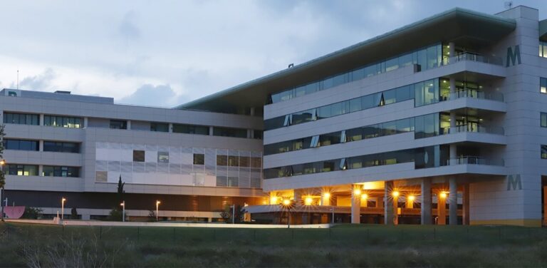 Edificio del hospital Son Espases en Baleares al atardecer