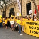 Educadoras en huelga sosteniendo pancartas en Palma de Mallorca.