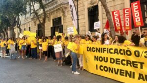 Educadoras en huelga sosteniendo pancartas en Palma de Mallorca.