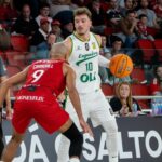 Hugo Ferreira jugando baloncesto con el balón en la mano durante un partido