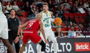 Hugo Ferreira jugando baloncesto con el bal&oacute;n en la mano durante un partido