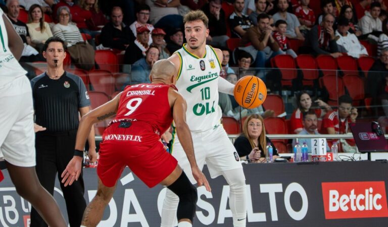 Hugo Ferreira jugando baloncesto con el balón en la mano durante un partido