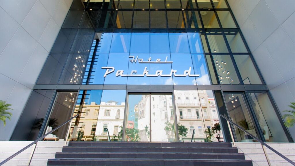 Entrada principal del Hotel Packard en Cuba con dise&ntilde;o moderno.