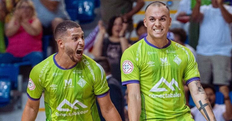 Jugadores del Palma Futsal celebrando un gol en un partido emocionante