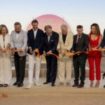 Inauguraci&oacute;n del hotel ZEL Fuerteventura con varias personas cortando una cinta.