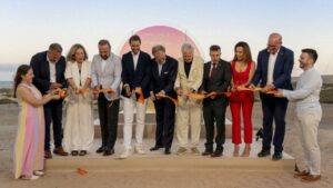 Inauguraci&oacute;n del hotel ZEL Fuerteventura con varias personas cortando una cinta.