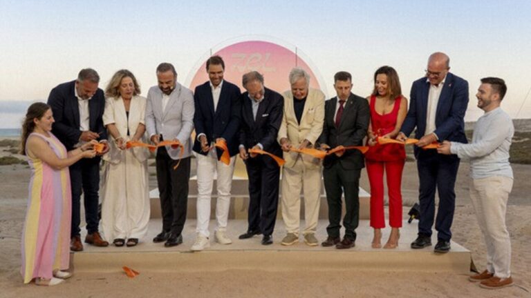 Inauguraci&oacute;n del hotel ZEL Fuerteventura con varias personas cortando una cinta.