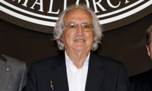 Antonio Flux&agrave;, empresario de Lottusse, recibiendo un reconocimiento en Inca.