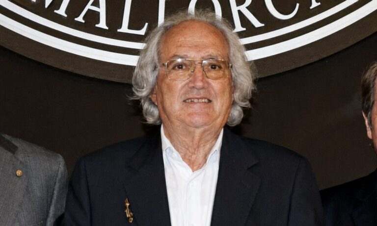 Antonio Fluxà, empresario de Lottusse, recibiendo un reconocimiento en Inca.