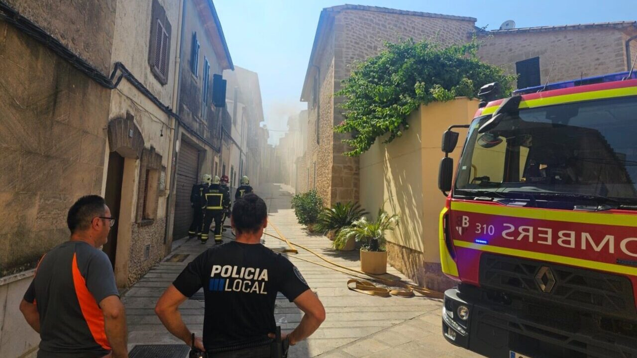 Bomberos trabajando en un incendio en Alc&uacute;dia con humo en la calle