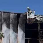 El riesgo de derrumbe complica la extinci&oacute;n del incendio en el pol&iacute;gono de Binissalem