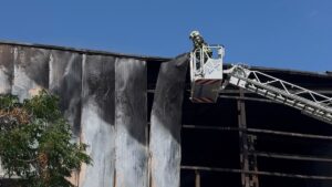 El riesgo de derrumbe complica la extinci&oacute;n del incendio en el pol&iacute;gono de Binissalem