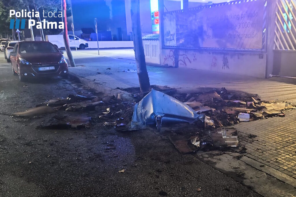 Contenedor quemado en la calle tras un incendio en Palma de Mallorca