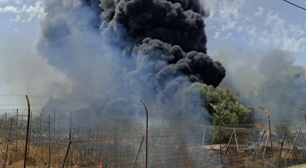 Humo denso de un incendio agrícola en Inca, Mallorca