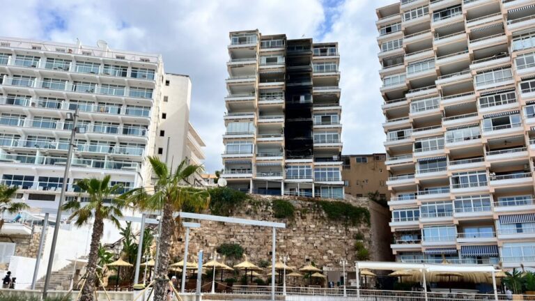 Dos muertos y m&uacute;ltiples heridos tras un incendio en un edificio de Magaluf