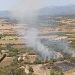 Vista aérea de un incendio forestal en Petra con humo y paisaje