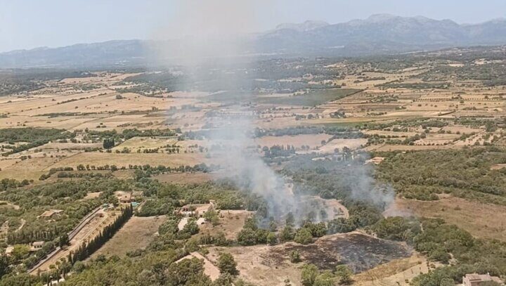 Vista aérea de un incendio forestal en Petra con humo y paisaje